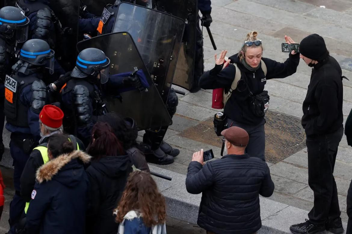 La policía detuvo a manifestantes en la Plaza de la Bastilla de París. Foto: Reuters