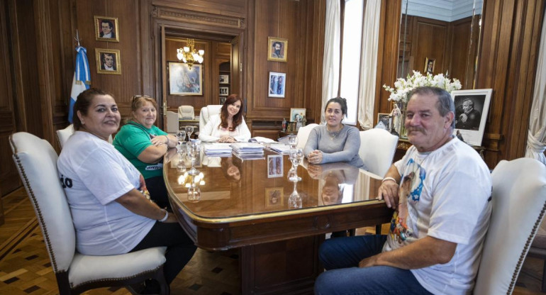 Cristina Kirchner junto a la familia de Lucio Dupuy en el Senado. Foto: @CFKArgentina.