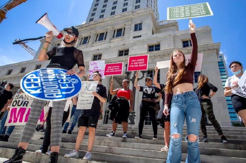 Florida aprueba un proyecto de ley que prohíbe el aborto después de las seis semanas de gestación. EFE