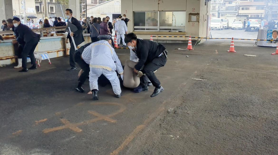 Evacuación del primer ministro de Japón por una fuerte explosión. Foto: REUTERS.