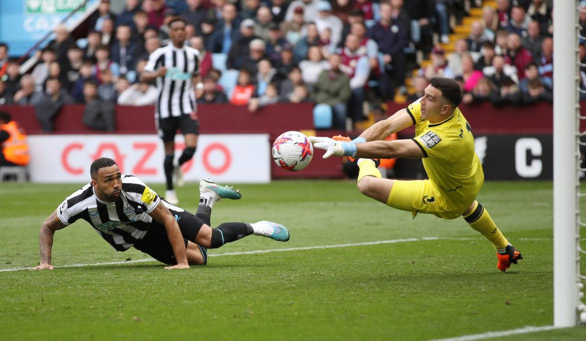 Atajada del Dibu Martínez en el triunfo del Aston Villa ante el Newcastle por la Premier League. Foto: REUTERS.