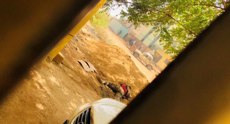 Hombre que se cree es del Ejército de Sudán es hallado muerto. Foto: Reuters.