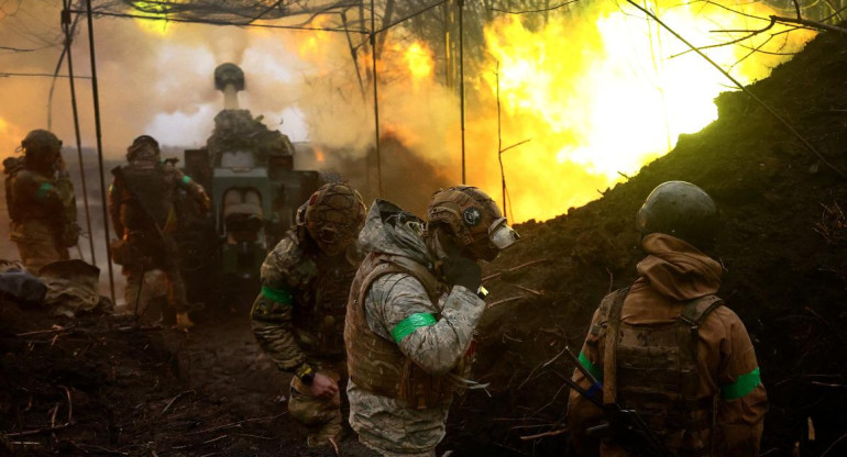 La artillería ucraniana en Bajmut. Foto: Reuters.