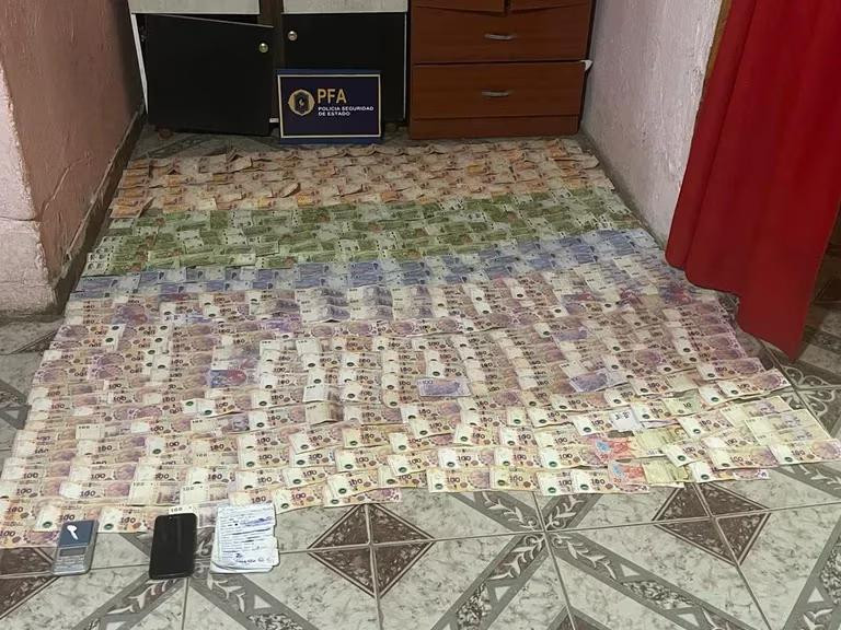 Se incautaron más de un millón y medio de pesos, balanzas, precintos, celulares y autos de alta gama. Foto: Policía