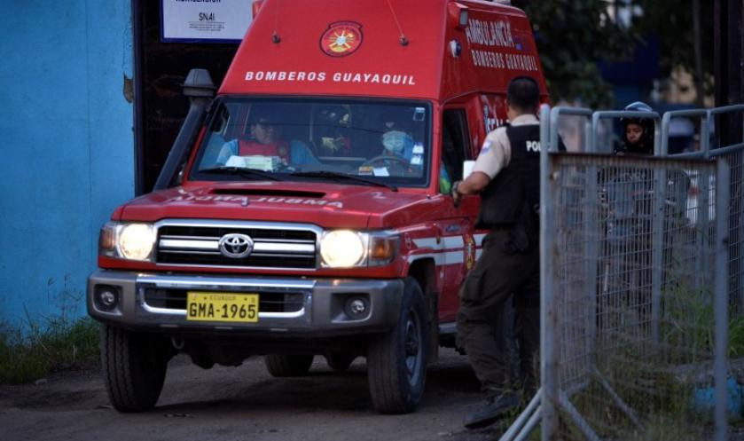 Una ambulancia sale de la Penitenciaria del Litoral tras un motín en Guayaquil, Ecuador. Foto: Reuters