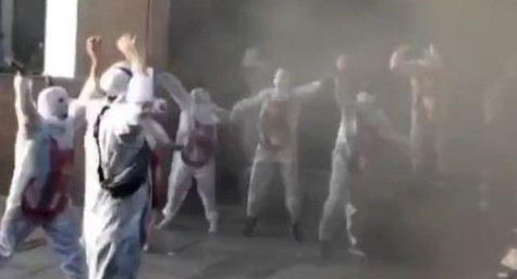 Los barras disfrazados de "Fantasmas de la B" en la sede de Independiente. Foto: captura de video.