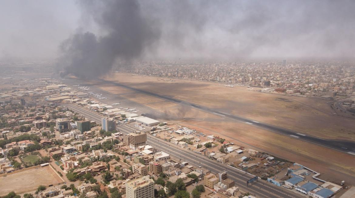 Humo en Jartum, enfrentamientos en Sudán. Foto: Reuters. 