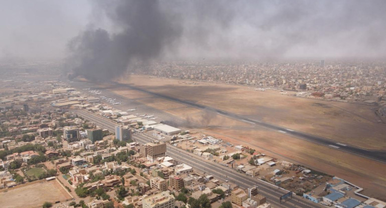 Humo en Jartum, enfrentamientos en Sudán. Foto: Reuters. 