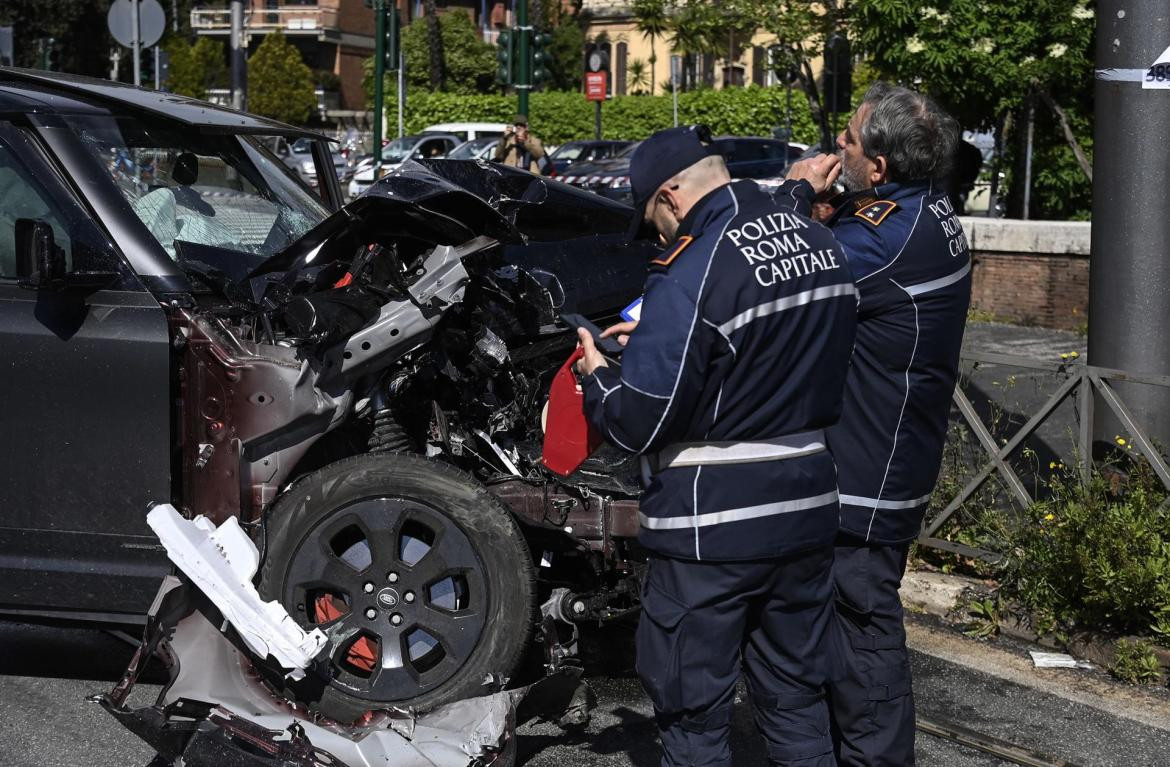 Auto accidentado en Roma. Foto: EFE.