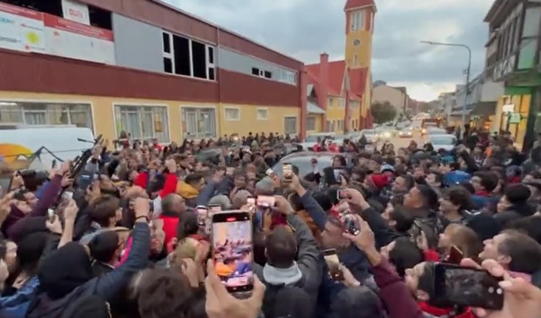 Javier Milei recibido por una multitud en Tierra del Fuego. Foto: captura, Canal 26