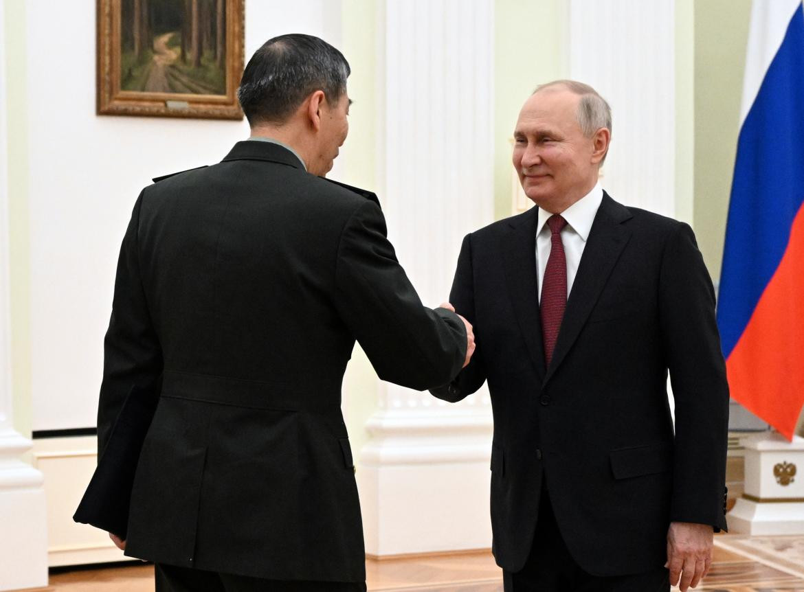 Vladimir Putin se reunió con Li Shangfu. Foto: EFE