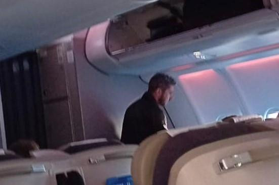 Jey Mammón en un avión volviendo a Argentina. Foto Twitter @agus_rey