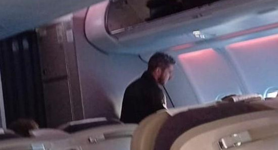 Jey Mammón en un avión volviendo a Argentina. Foto Twitter @agus_rey