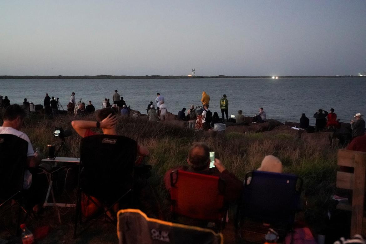 Personas expectantes del lanzamiento del SpaceX. Foto: Reuters.