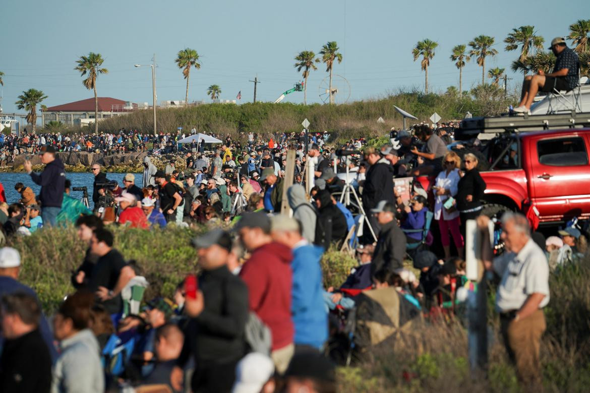 Personas esperando el lanzamiento del Starship. Foto: Reuters. 