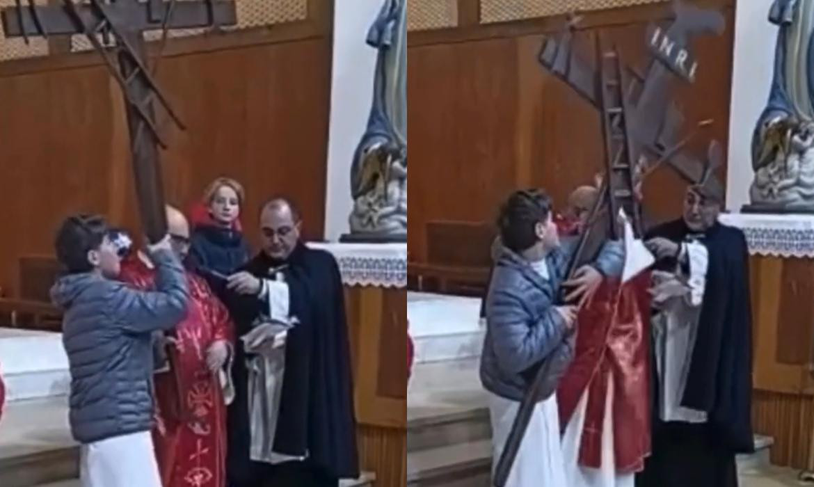 No pudo sostener la cruz. Foto: captura de video.