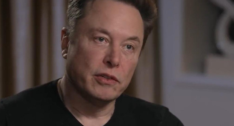 Elon Musk en entrevista. Foto Twitter @tuckercarlson.