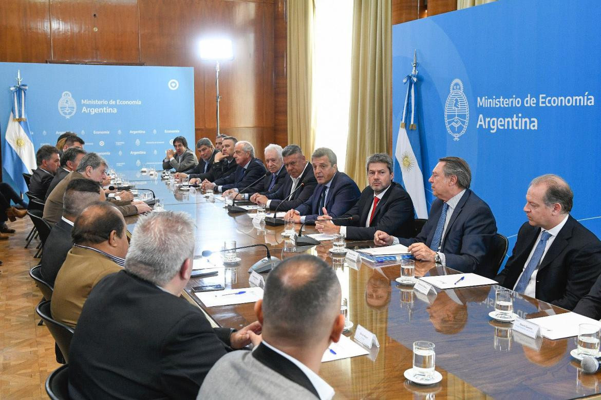 Reunión para confirmar a la Argentina como sede del Mundial Sub-20. Foto: Télam.