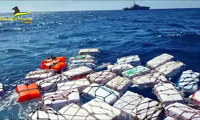 Cocaína flotando en el mar de Sicilia. Foto Captura Reuters.