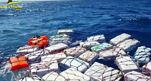 Cocaína flotando en el mar de Sicilia. Foto Captura Reuters.