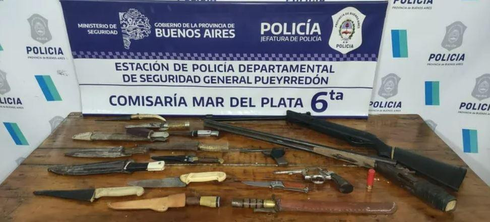 Las diferentes tipos de armas que le incautó la Policía al agresor. Foto: Ahora Mar del Plata.