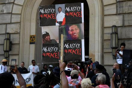Protesta pidiendo justicia por el asesinato de joven afroamericano. Foto Twitter @standwithmarco.