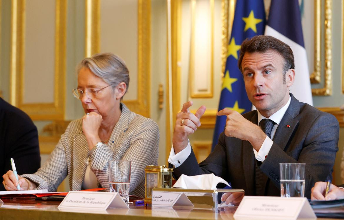 Emmanuel Macron, el presidente de Francia, junto a la Primera Ministra, Elisabeth Borne. Foto: Reuters.