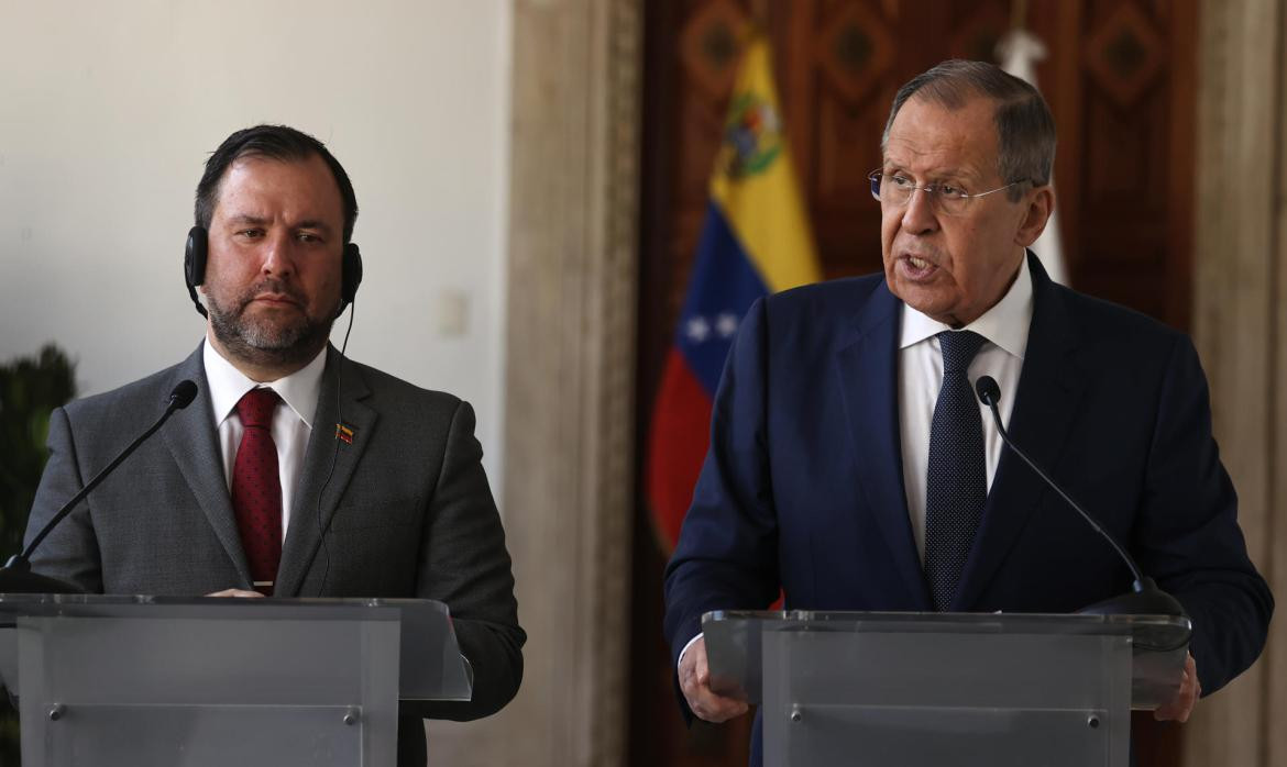 El ministro de Asuntos Exteriores de Rusia, Serguéi Lavrov, junto con su homólogo de Venezuela, Yván Gil Pinto. Foto: EFE