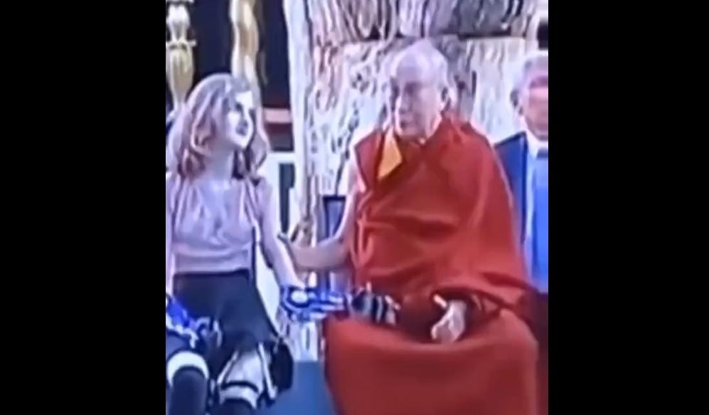 Dalai Lama acarició a una menor. Foto: Captura de pantalla.