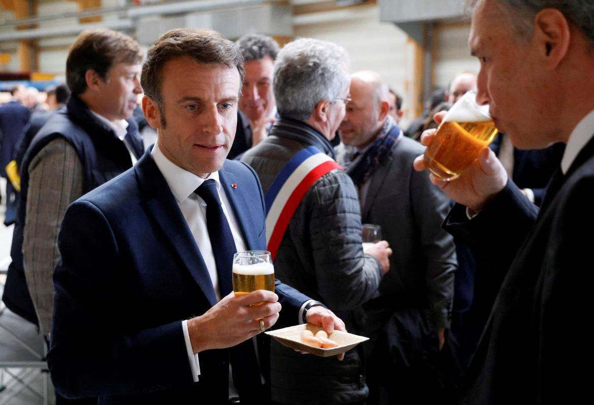 Macron visitando una fábrica. Foto: Reuters. 
