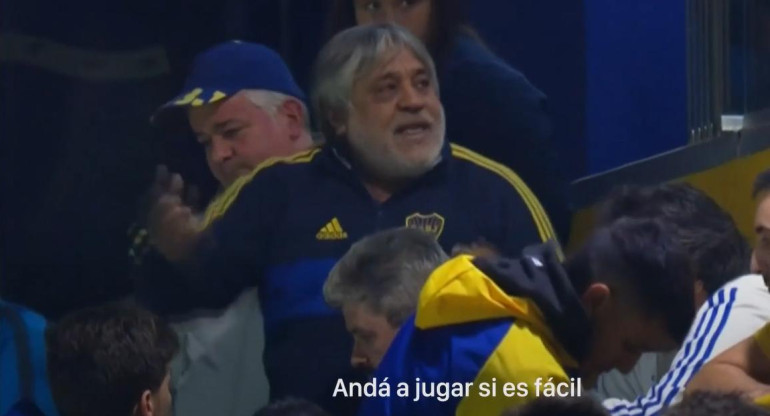 Cacho Riquelme discutió con otros hinchas de Boca. Foto: Captura de pantalla.