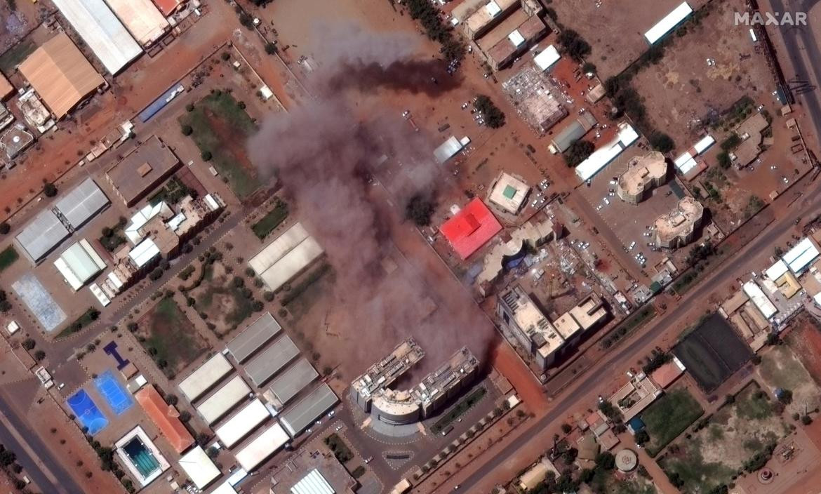 El humo en Sudán desde un dron. Foto: EFE.