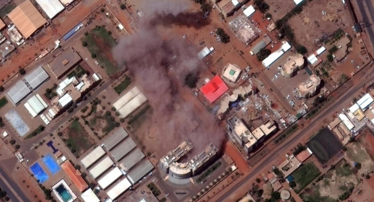 El humo en Sudán desde un dron. Foto: EFE.
