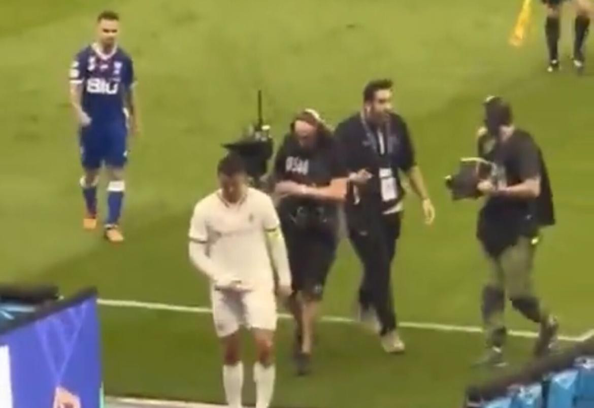 Gesto obsceno de Cristiano Ronaldo en el fútbol de Arabia Saudita. Foto: Captura de video
