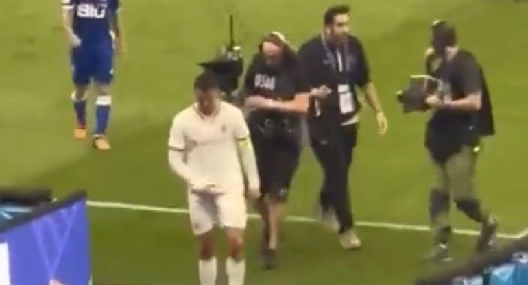 Gesto obsceno de Cristiano Ronaldo en el fútbol de Arabia Saudita. Foto: Captura de video