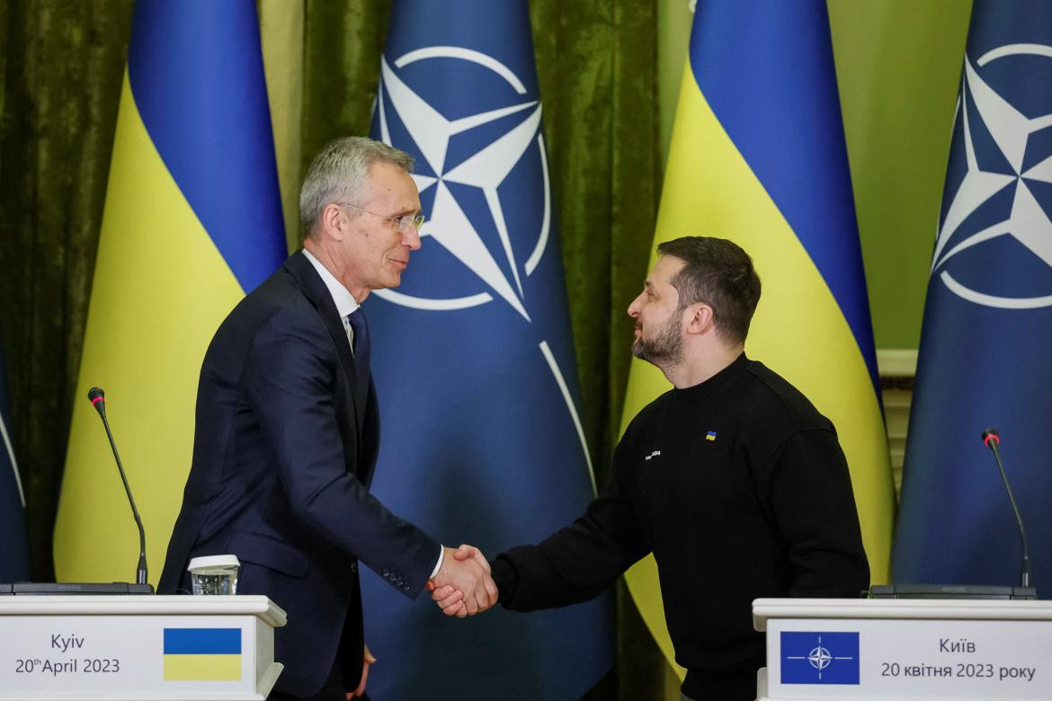 El secretario general de la OTAN, Jens Stoltenberg, y el presidente de Ucrania, Volodimir Zelenski. Foto: Reuters.