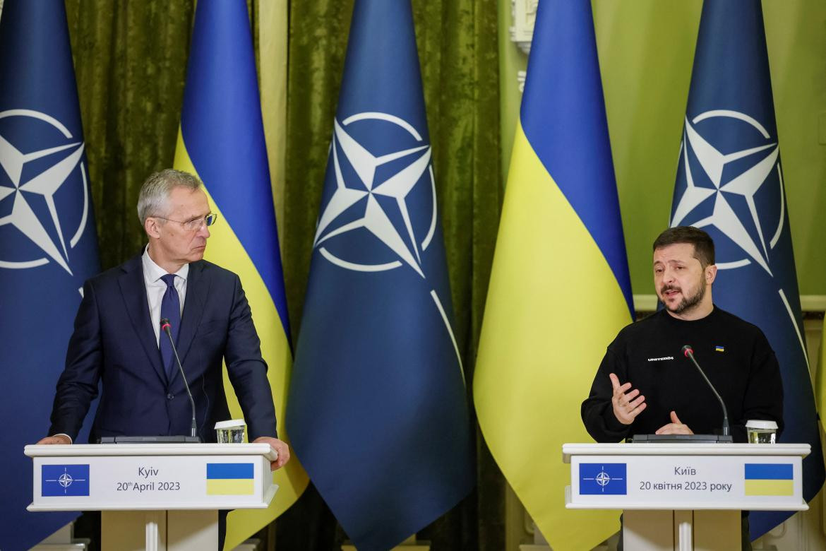 El secretario general de la OTAN, Jens Stoltenberg, y el presidente de Ucrania, Volodimir Zelenski. Foto: Reuters. 