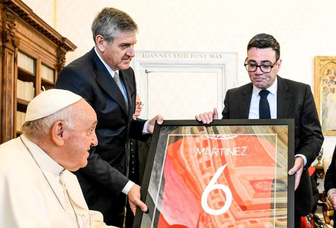 El obsequio de Lisandro Martínez al papa Francisco. Foto: NA.
