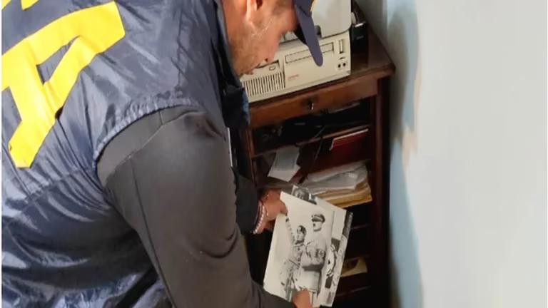 Encontraron objetos con simbología nazi en un departamento usado para la explotación sexual. Foto: Policía Federal Argentina (PFA) 