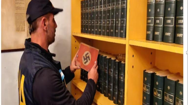 Encontraron un ejemplar firmado por un piloto de combate nazi. Foto: Policía Federal Argentina (PFA)