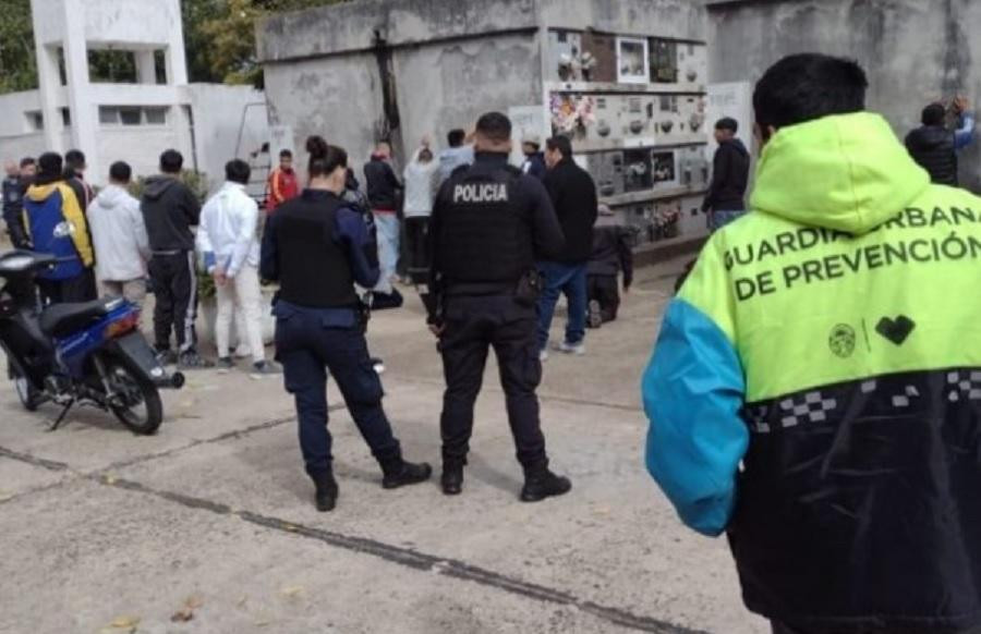 Nueve jóvenes fueron detenidos en Los Hornos por vandalizar un cementerio. NA