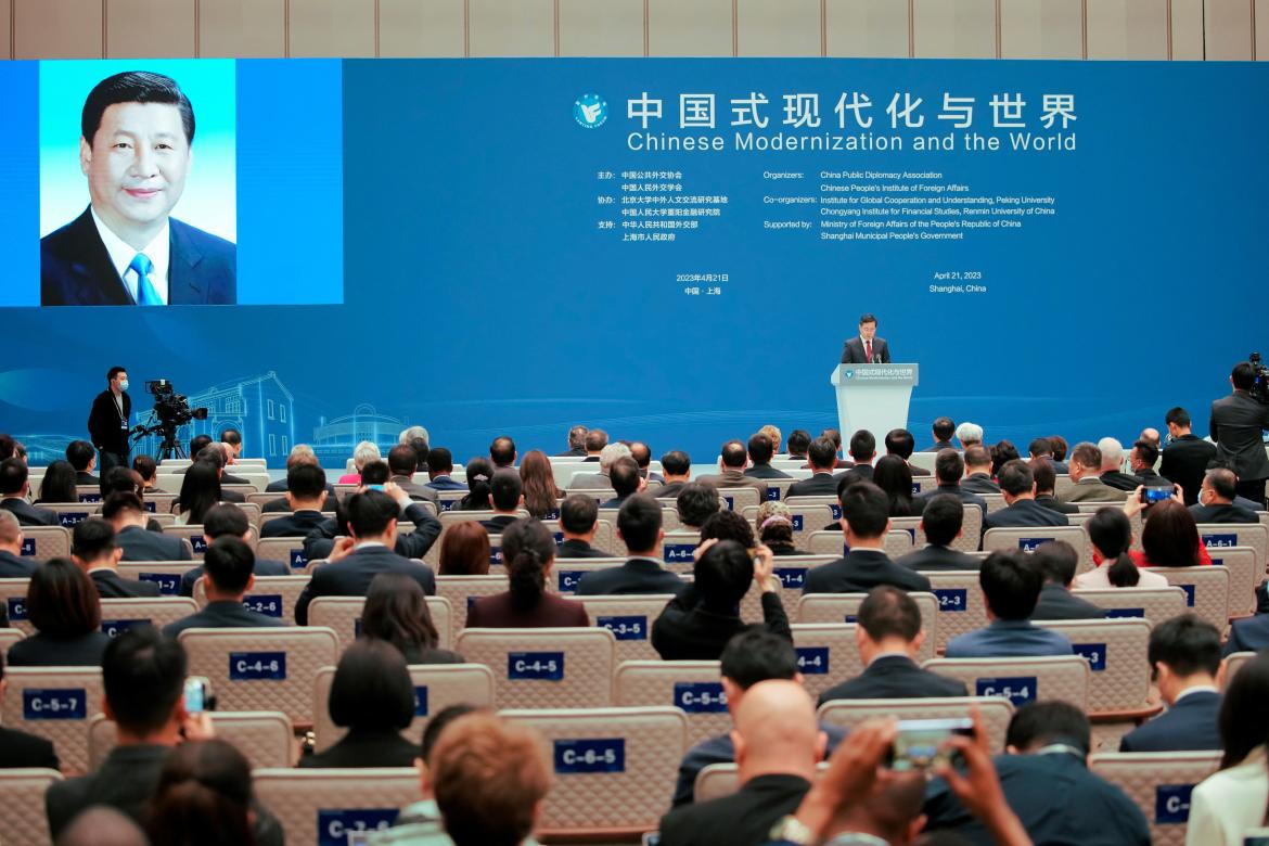 El discurso de Qin Gang, con la imagen de Xi Jinping de fondo. Foto: Reuters.