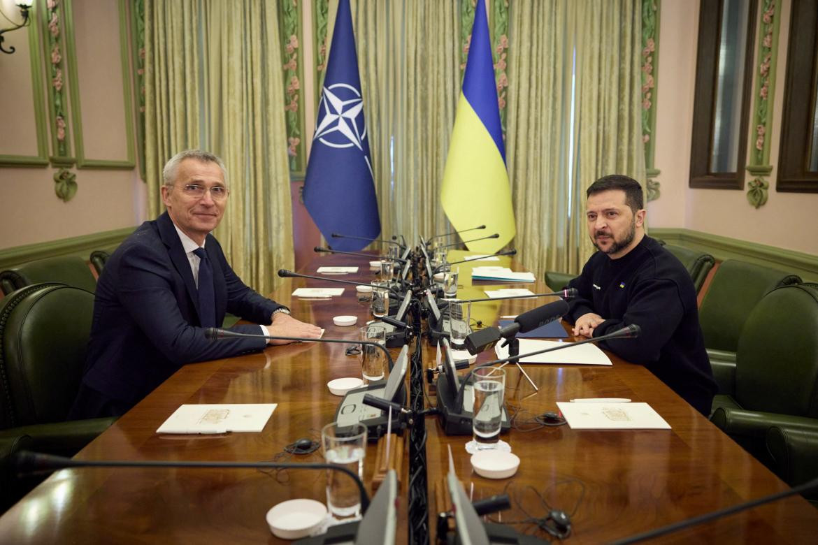 Jens Stoltenberg, junto al presidente de Ucrania, Volodimir Zelenski. Foto: Reuters.