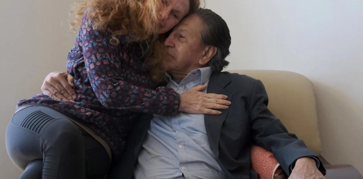 Alejandro Toledo junto a su esposa antes de entregarse a la justicia. Foto: EFE.