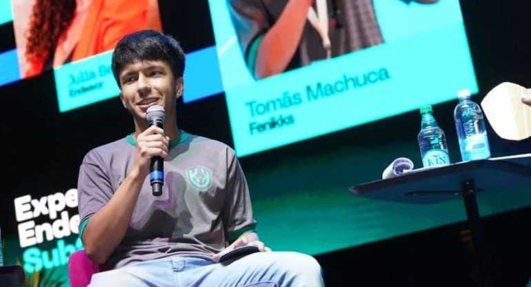 Tomás Machuca, el joven rosarino que diseñó canilleras con material reciclable. Foto: Instagram @tomi.machuca.