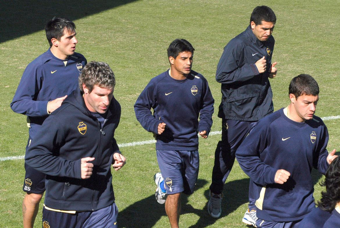 Pablo Migliore entrenando junto a Juan Román Riquelme. Foto: NA.