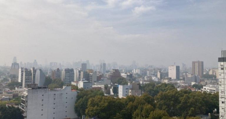 Gran cantidad de humo en Buenos Aires. Foto: NA.