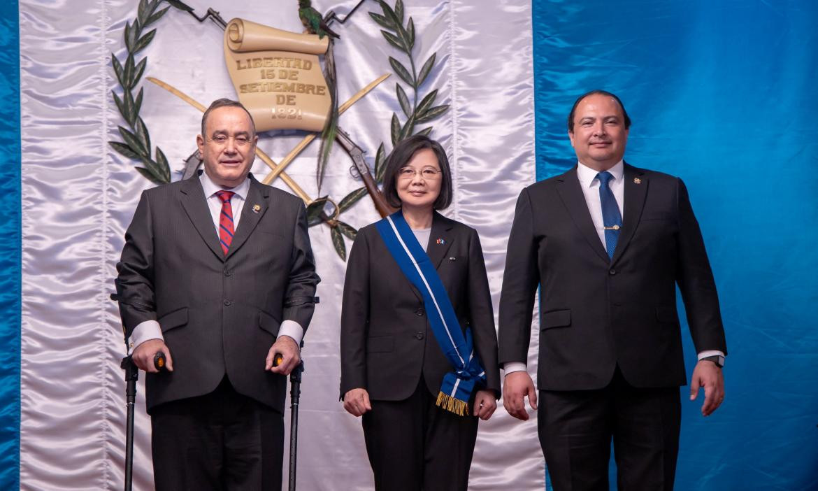 Tsai Ing-wen, presidenta de Taiwán junto a Alejandro Giammattei, presidente de Guatemala. Foto: Reuters. 