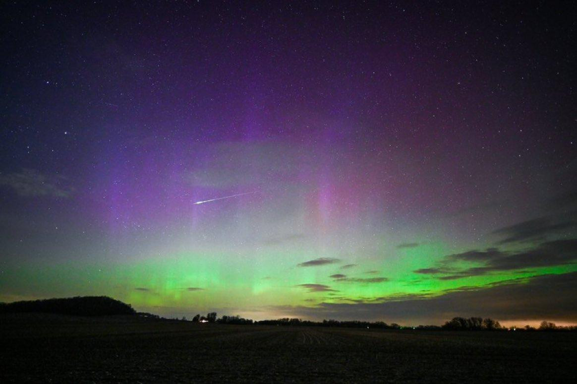 Aurora boreal en EEUU. Foto Twitter @mundoenconflicto.