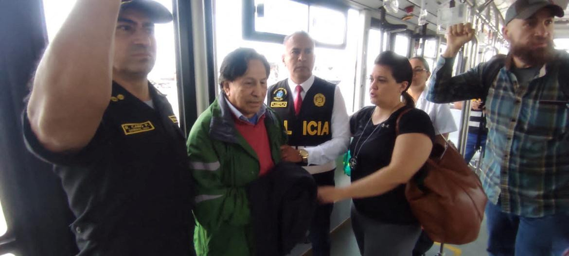 Alejandro Toledo escoltado por la policía. Foto: Reuters.